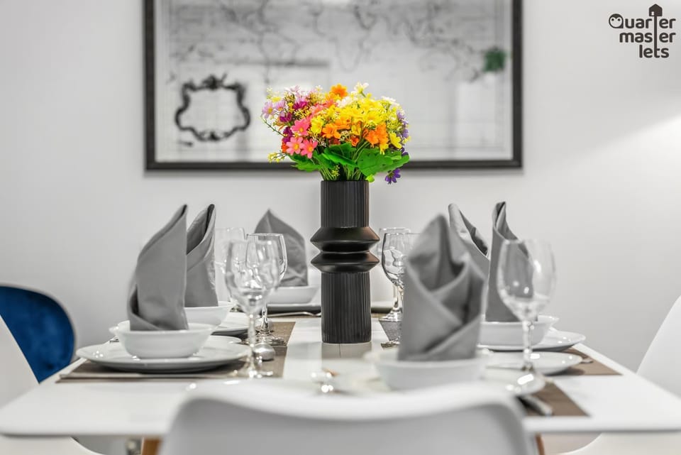 Decorative detail, Seating area, Dining area, storage