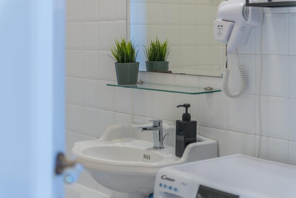 Bathroom, Decorative detail, hair dryier, heating, internet, towels, washing machine