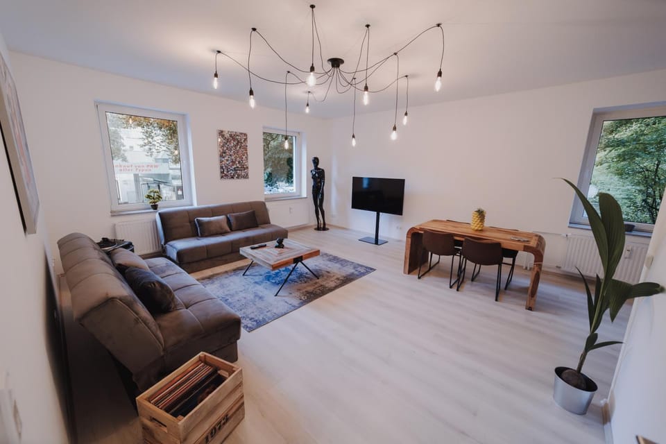 TV and multimedia, Living room, Seating area, Evening entertainment
