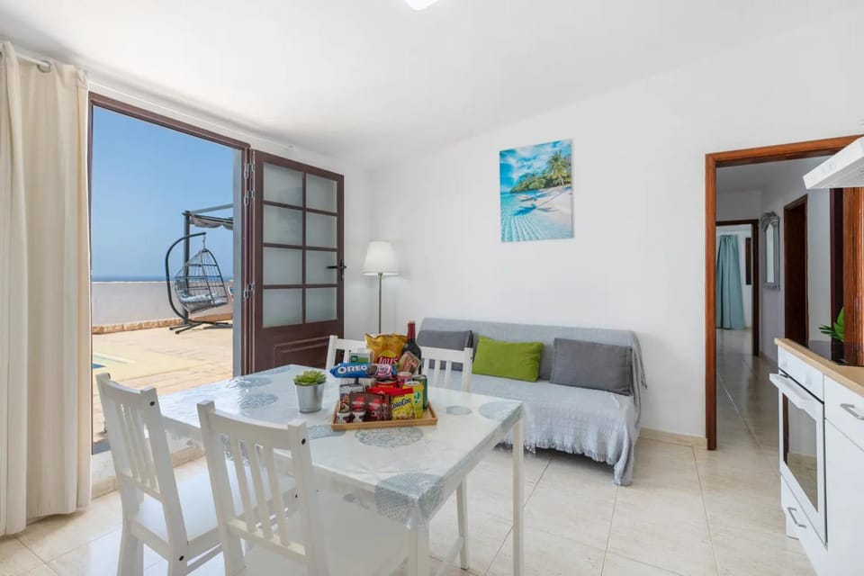 Kitchen or kitchenette, Living room, Food and drinks, Dining area