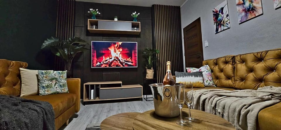 Communal lounge/ TV room, TV and multimedia, Living room, Seating area, Evening entertainment