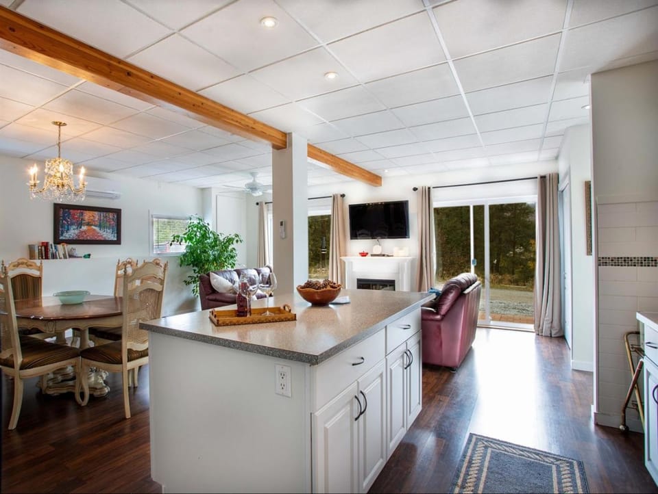 Kitchen or kitchenette, Living room, Seating area