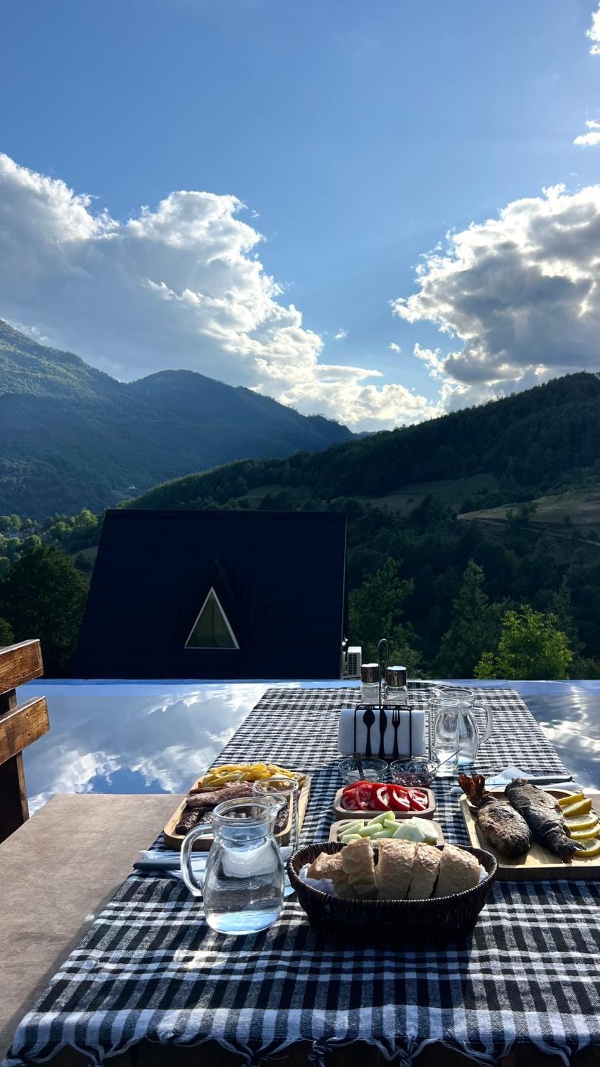 Day, Food and drinks, Food, Mountain view, Dinner, Drinks