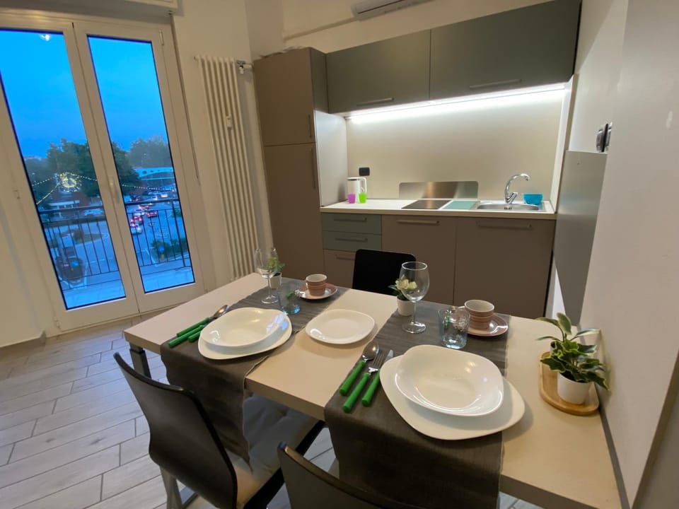 Kitchen or kitchenette, Dining area, City view