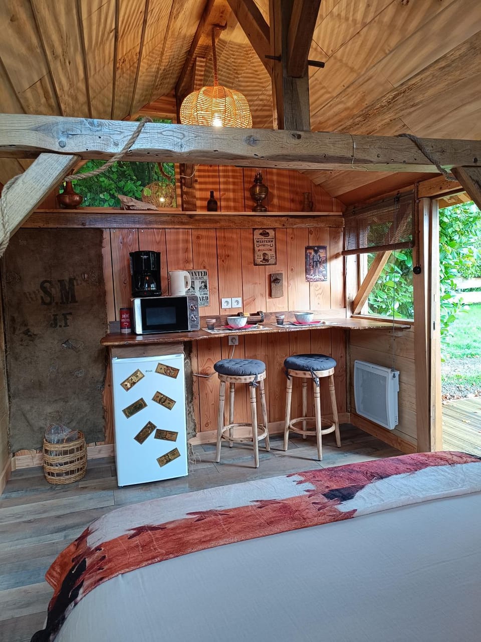 Dining area, minibar