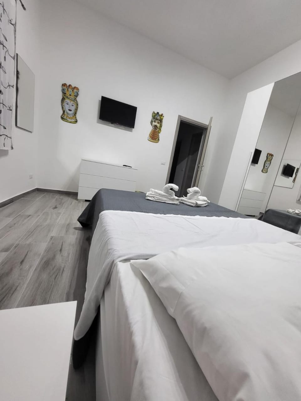 TV and multimedia, Photo of the whole room, Bedroom