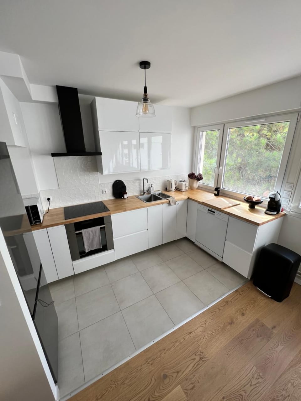 Kitchen or kitchenette, dishwasher, minibar, oven, stove