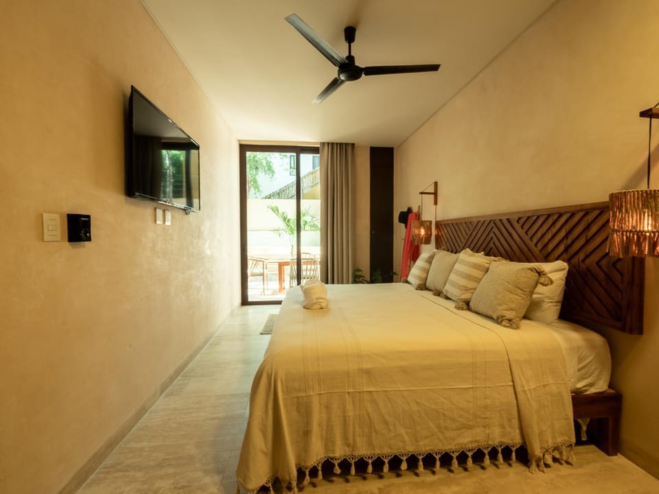 Bed, TV and multimedia, Photo of the whole room, Bedroom