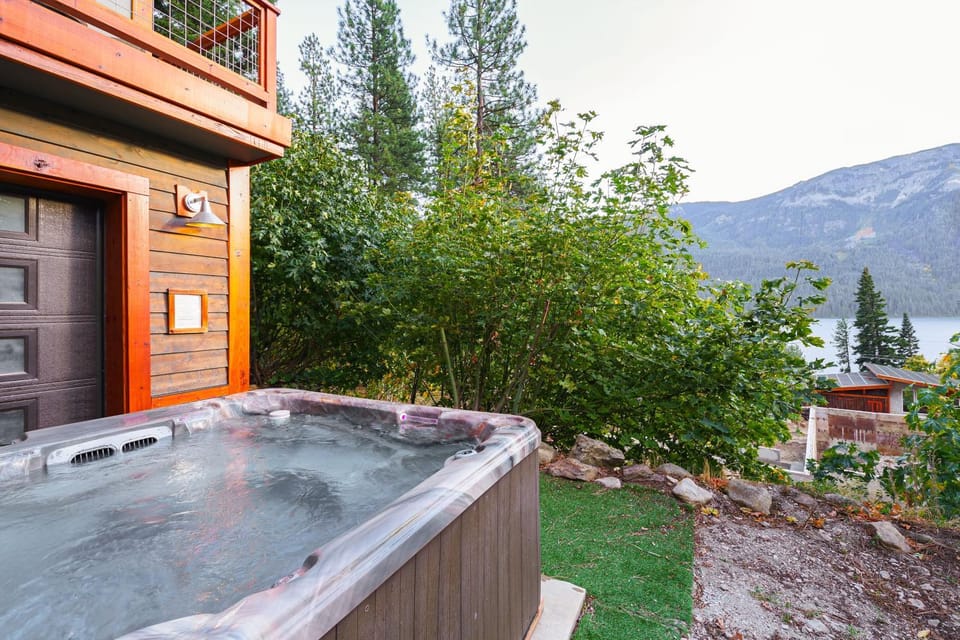Hot Tub & Stunning Mtn Views! Lake Wenatchee Home House in Lake Wenatchee