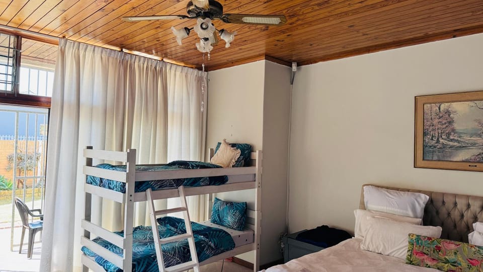 Leisure Lodges Family Room Parow Bed and Breakfast in Cape Town