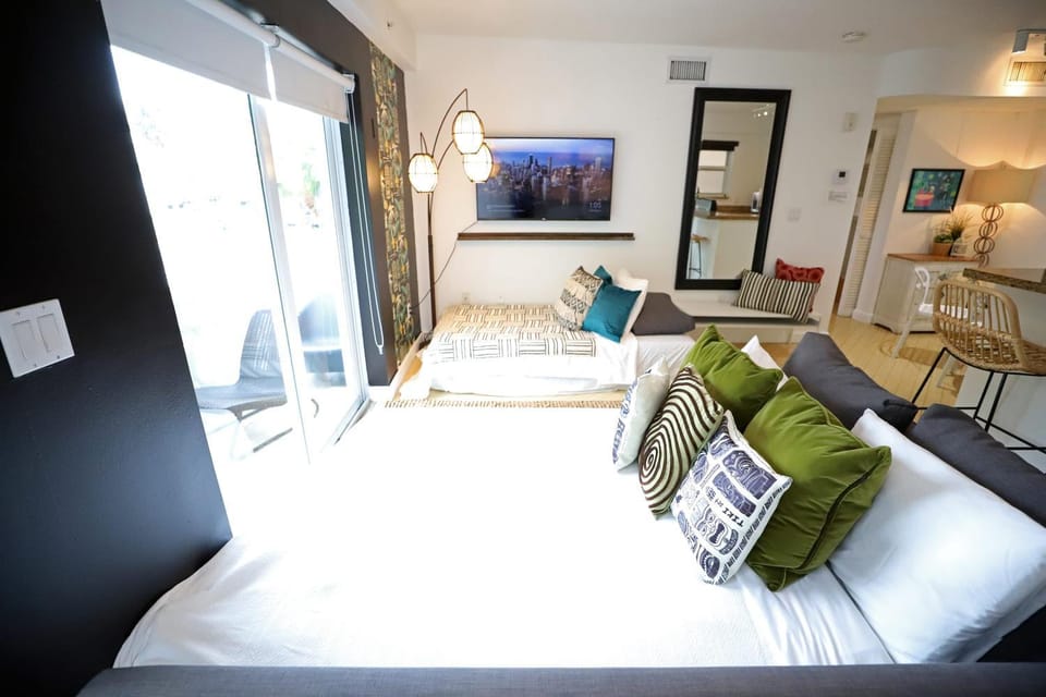 Bed, TV and multimedia, Living room, Photo of the whole room, Seating area, Bedroom