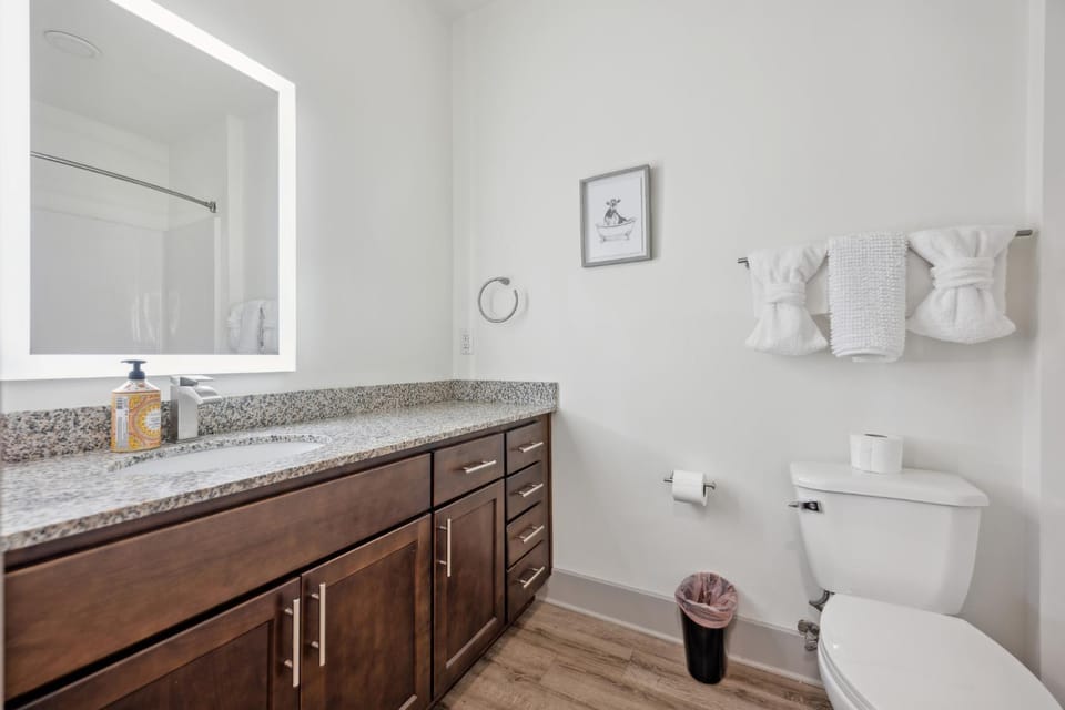 Properties By Preston I 2bd2bth Beauty I Parking Apartment in Farragut