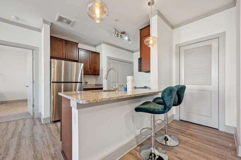 Properties By Preston I 2bd2bth Beauty I Parking Apartment in Farragut