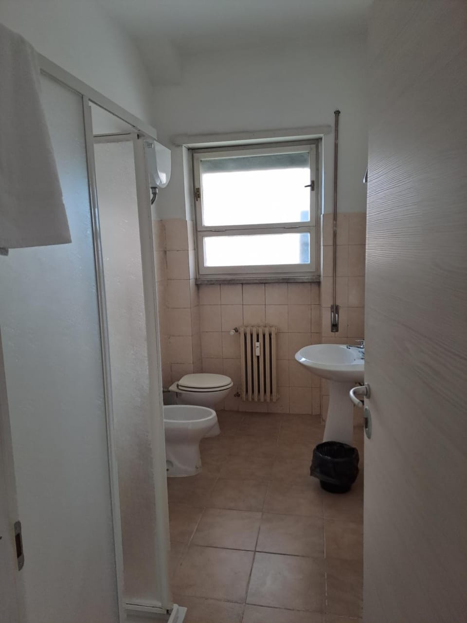 Shower, Toilet, Bathroom, bidet, towels