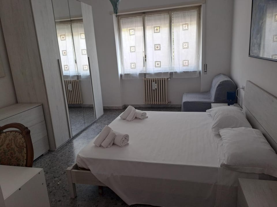 Bed, Bedroom, towels