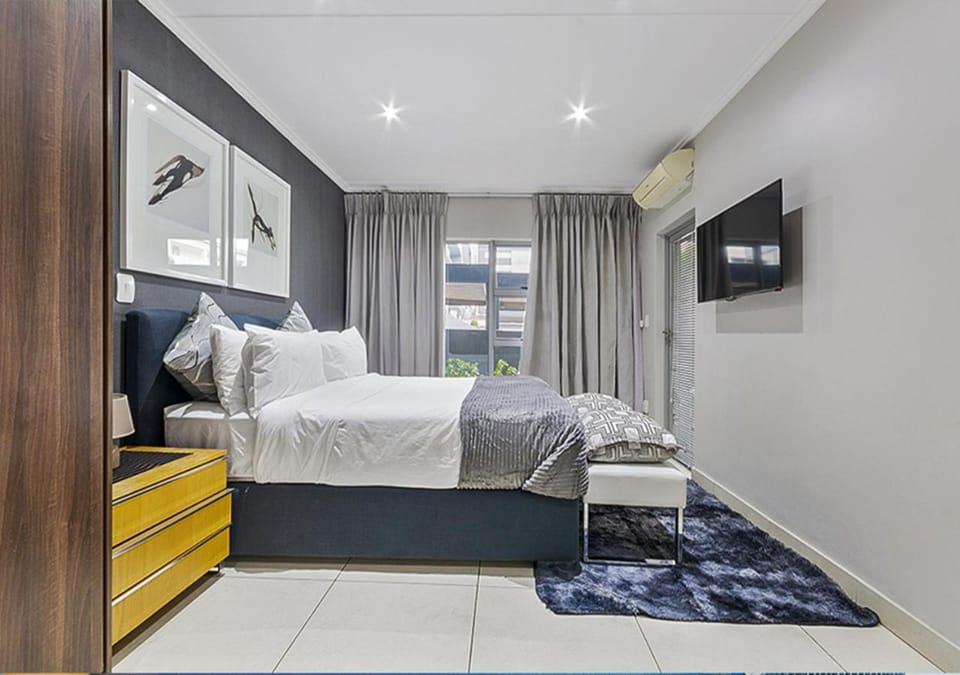 Bed, TV and multimedia, Bedroom