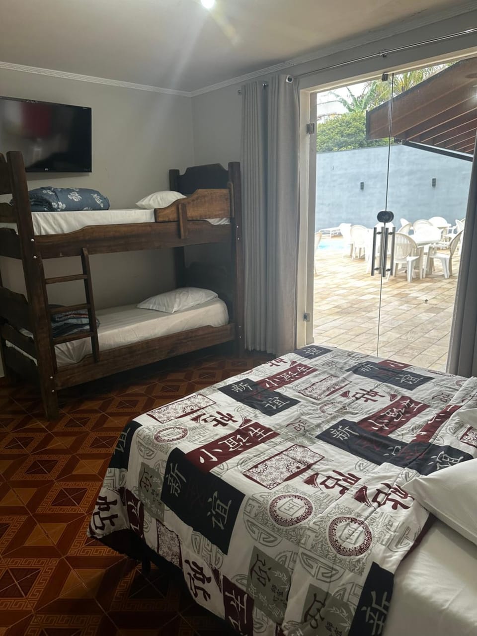 Bed, TV and multimedia, Bedroom