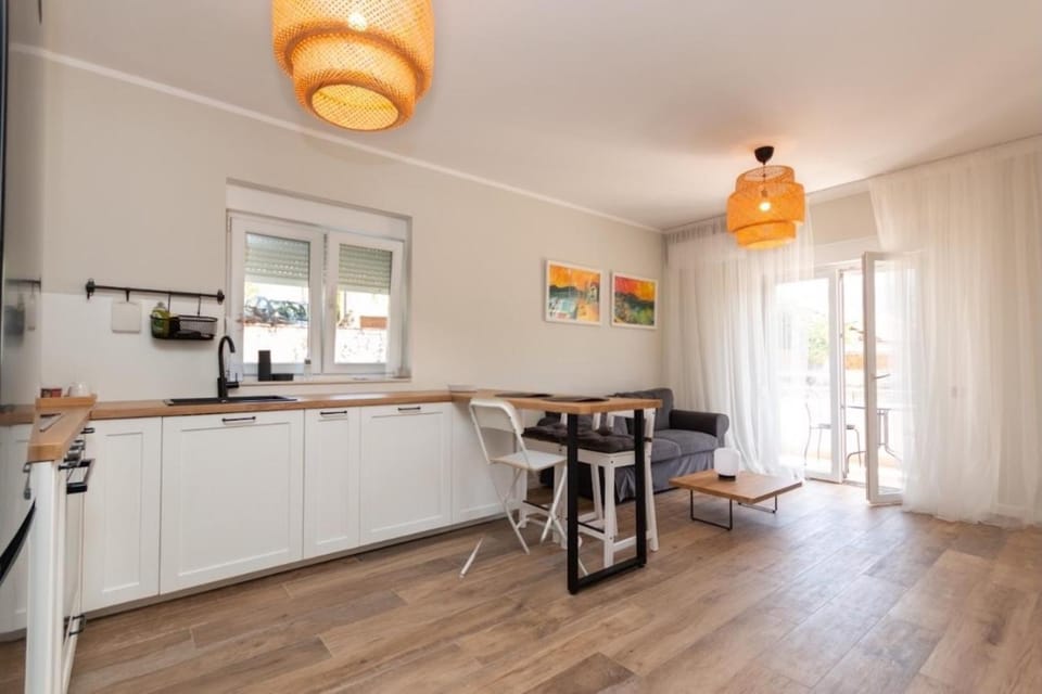 Seating area, Dining area, kitchen