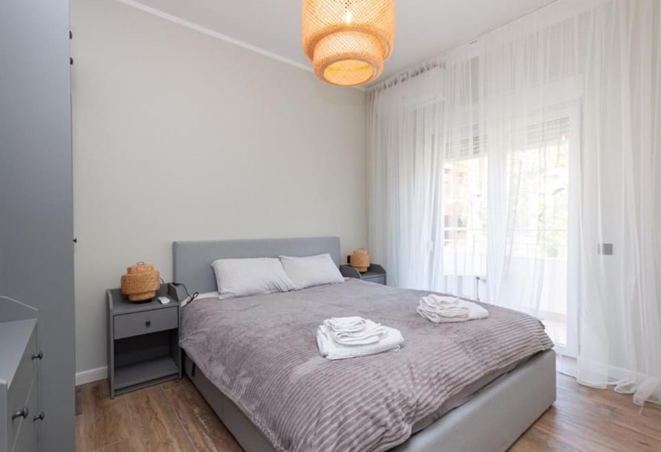 Bed, Bedroom, towels