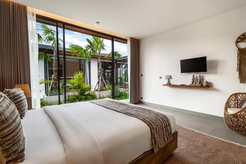 Bed, TV and multimedia, View (from property/room), Bedroom, air conditioner