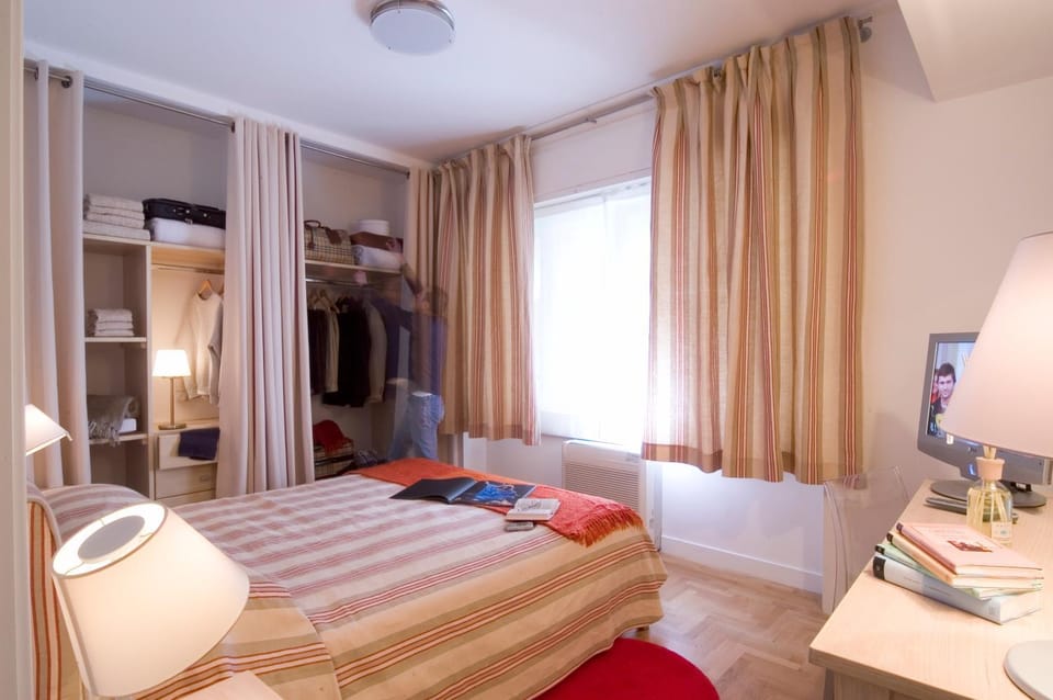 Photo of the whole room, Bedroom