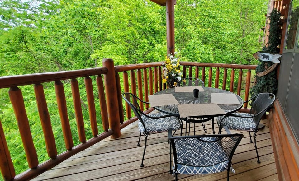 View (from property/room), Balcony/Terrace, Dining area, Mountain view