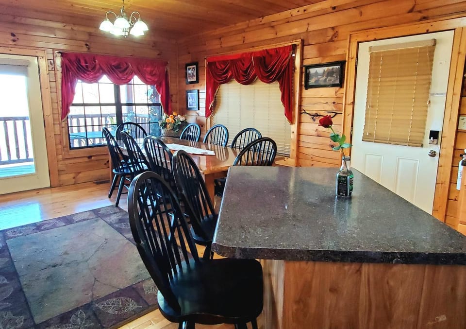 Kitchen or kitchenette, Seating area, Dining area