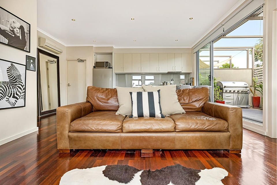 Stunning 2-Bed Unit with BBQ Patio near Dining Apartment in Melbourne