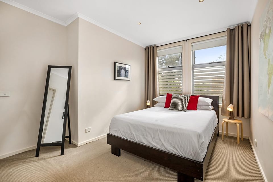 Stunning 2-Bed Unit with BBQ Patio near Dining Apartment in Melbourne