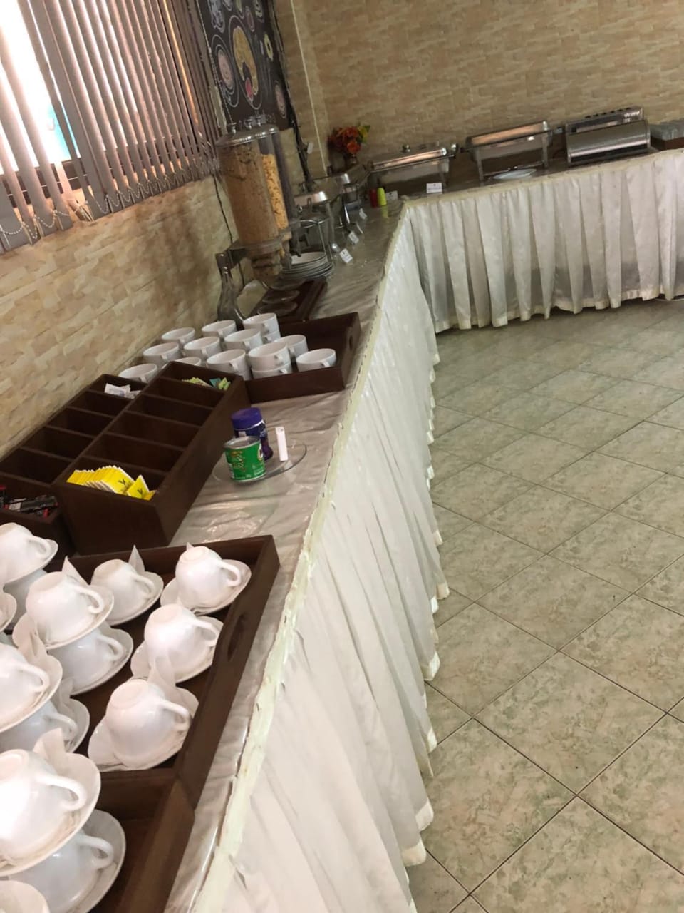 Restaurant/places to eat, Coffee/tea facilities, Banquet/Function facilities