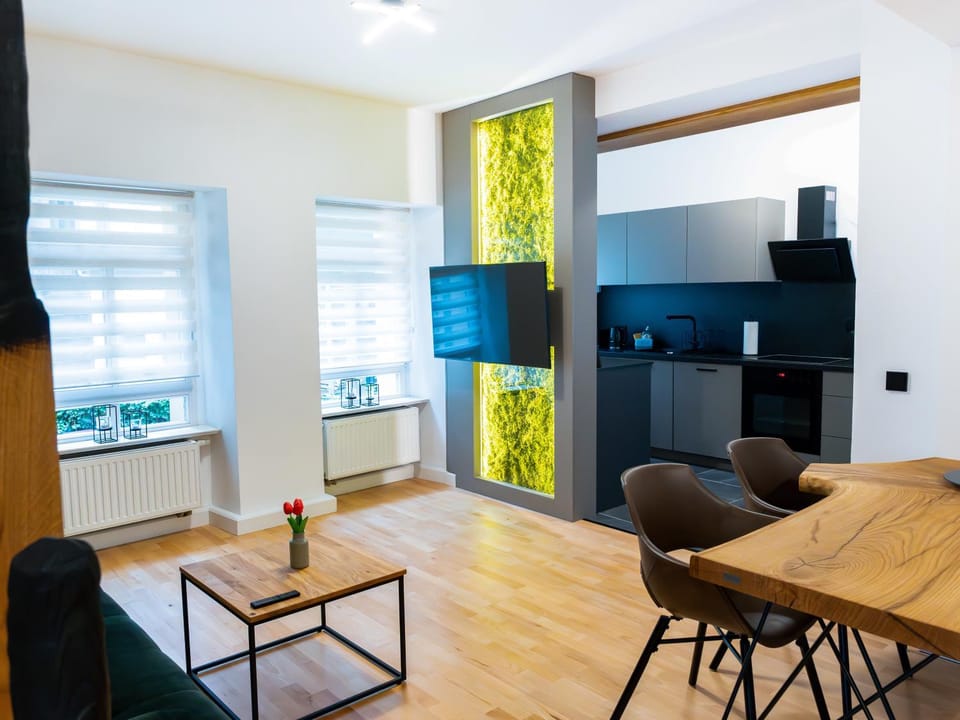 TV and multimedia, Kitchen or kitchenette, Living room, Seating area, Dining area