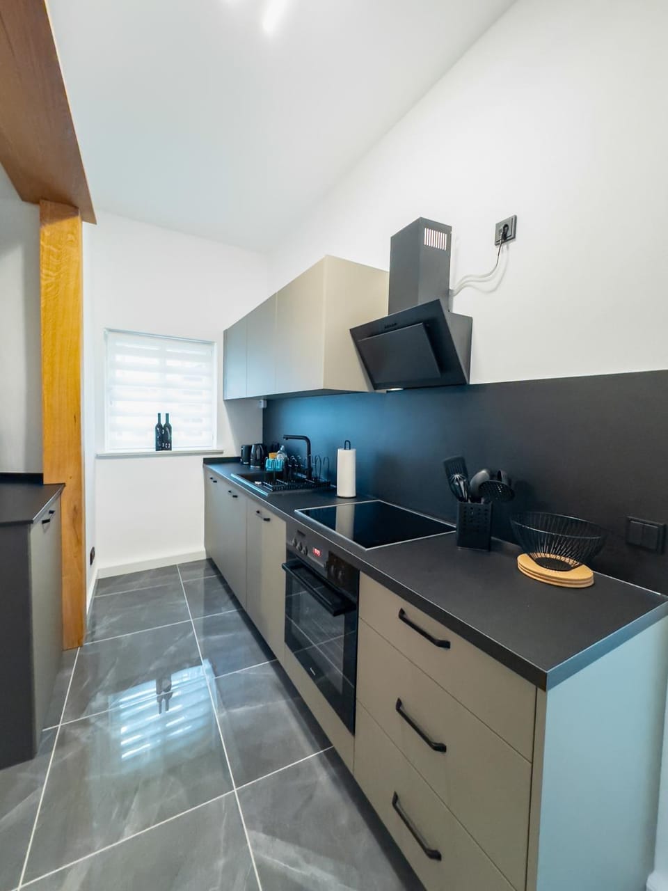 Kitchen or kitchenette, dishwasher, stove