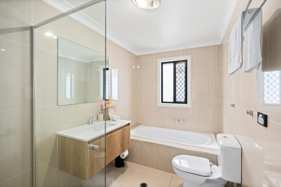 Shower, Toilet, Bathroom, Bath, towels