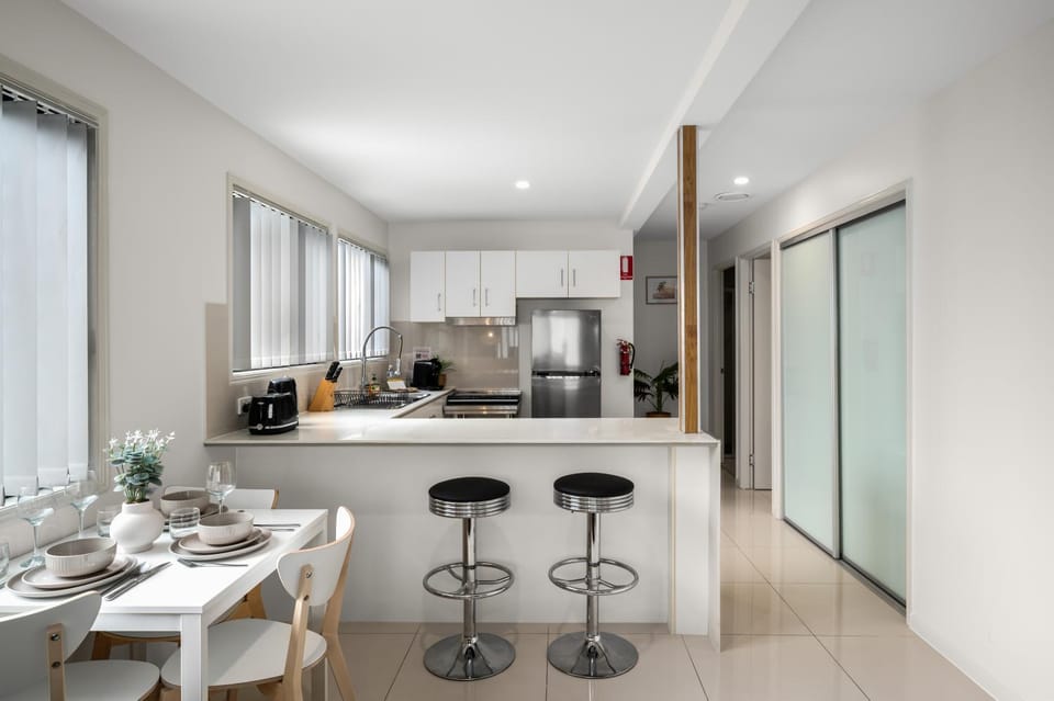Coffee/tea facilities, Kitchen or kitchenette, Dining area, microwave, oven, stove, toaster