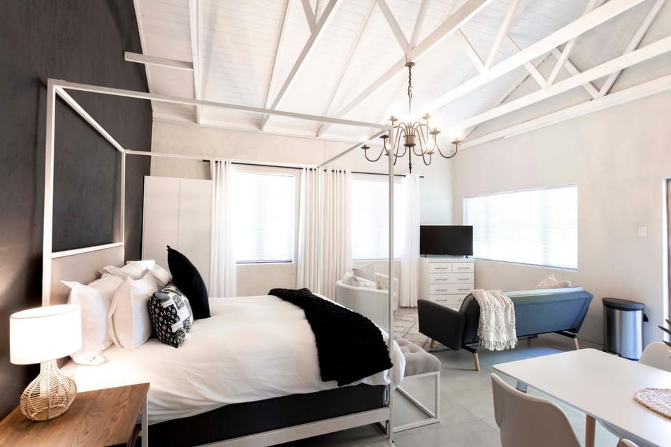 Bed, TV and multimedia, Living room, Seating area, Bedroom