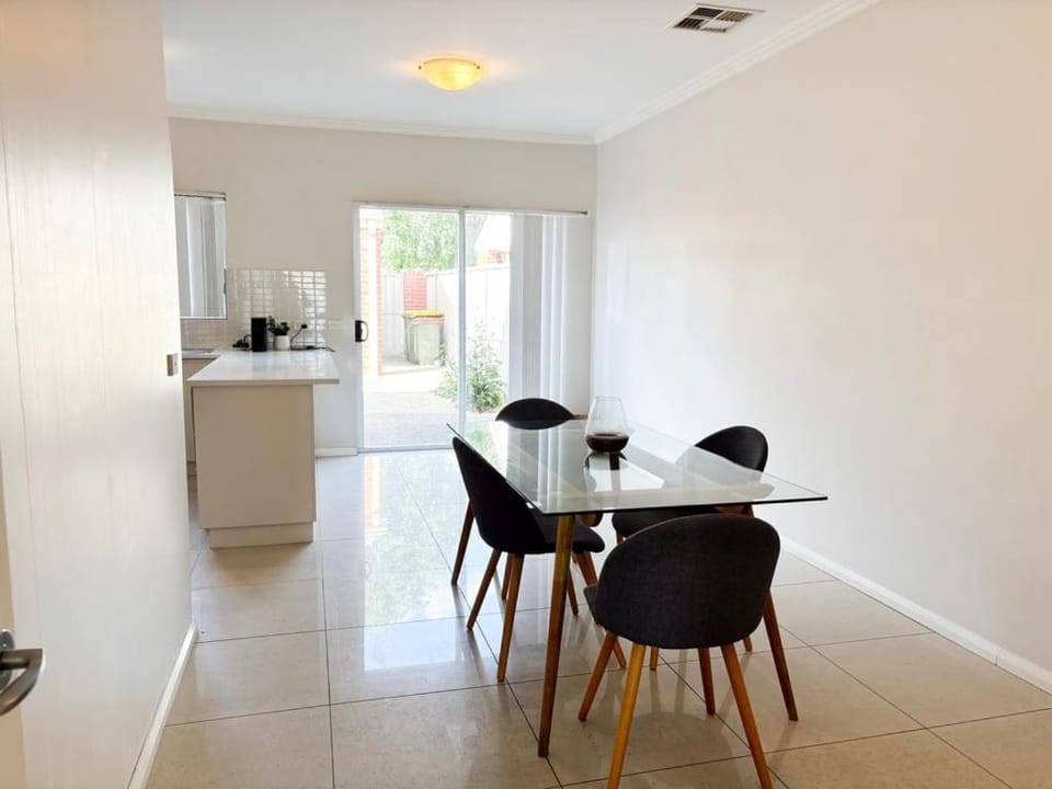 Tarcutta St Three Apartment in North Wagga Wagga