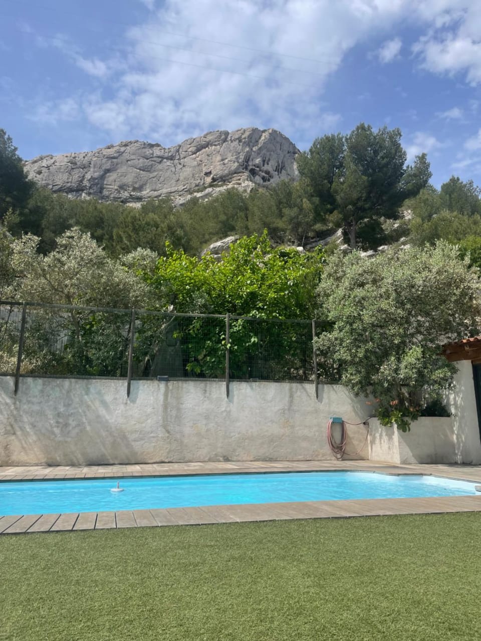 En Plein cœur des calanques à 800 m de la mer hébergement avec Piscine Exclusive Bed and Breakfast in Marseille