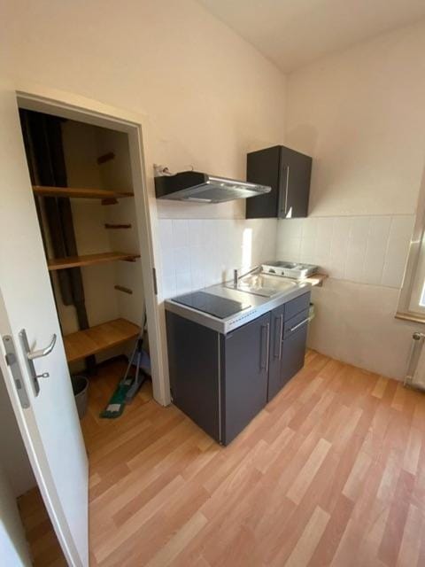 Kitchen or kitchenette, oven, stove
