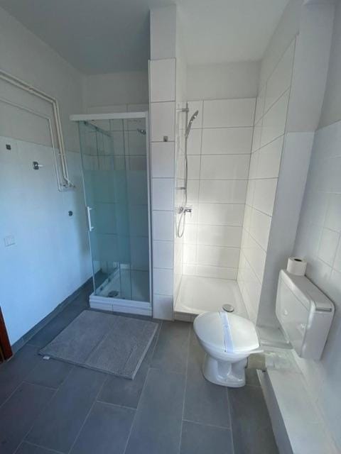Shower, Toilet, Bathroom, towels