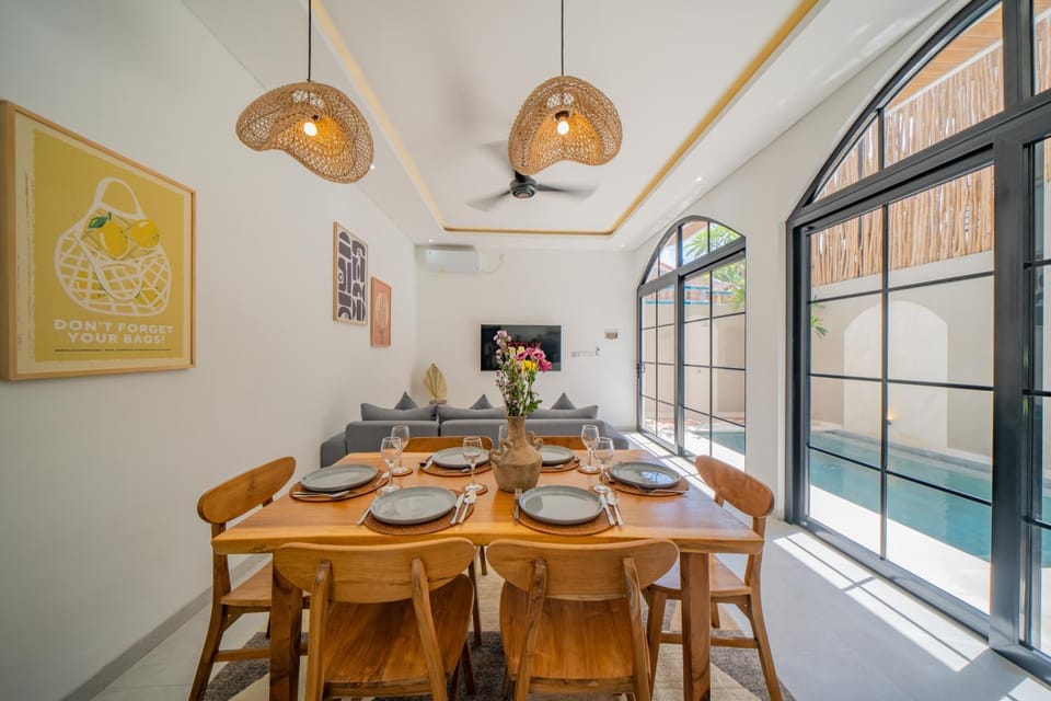 Food and drinks, Dining area, Food, Pool view, air conditioner