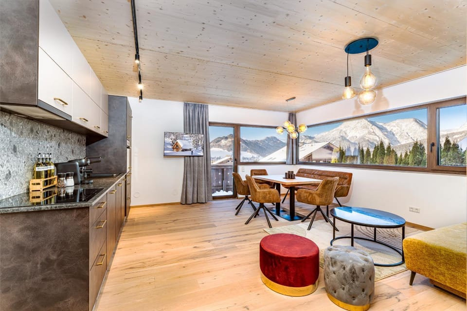 Kitchen or kitchenette, Living room, Seating area, Dining area