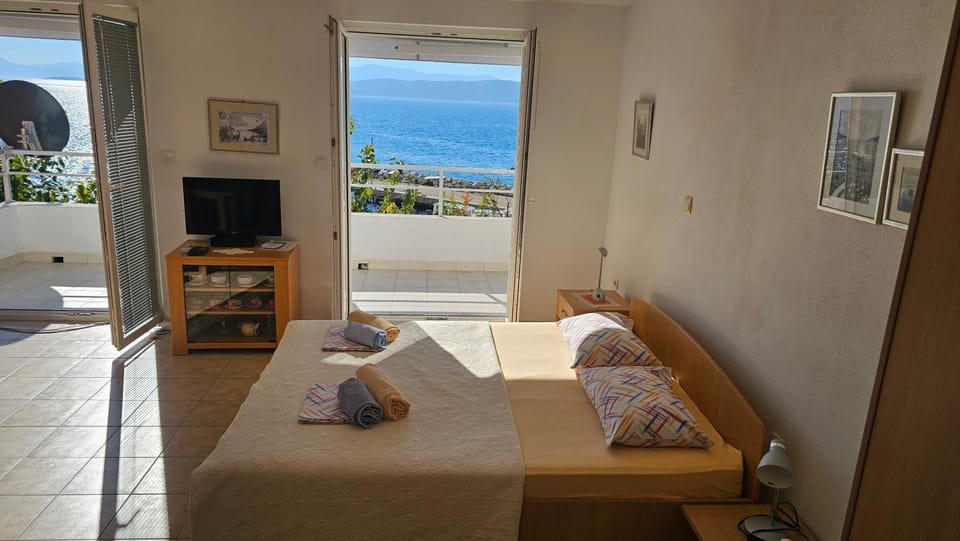 Bed, TV and multimedia, Sea view