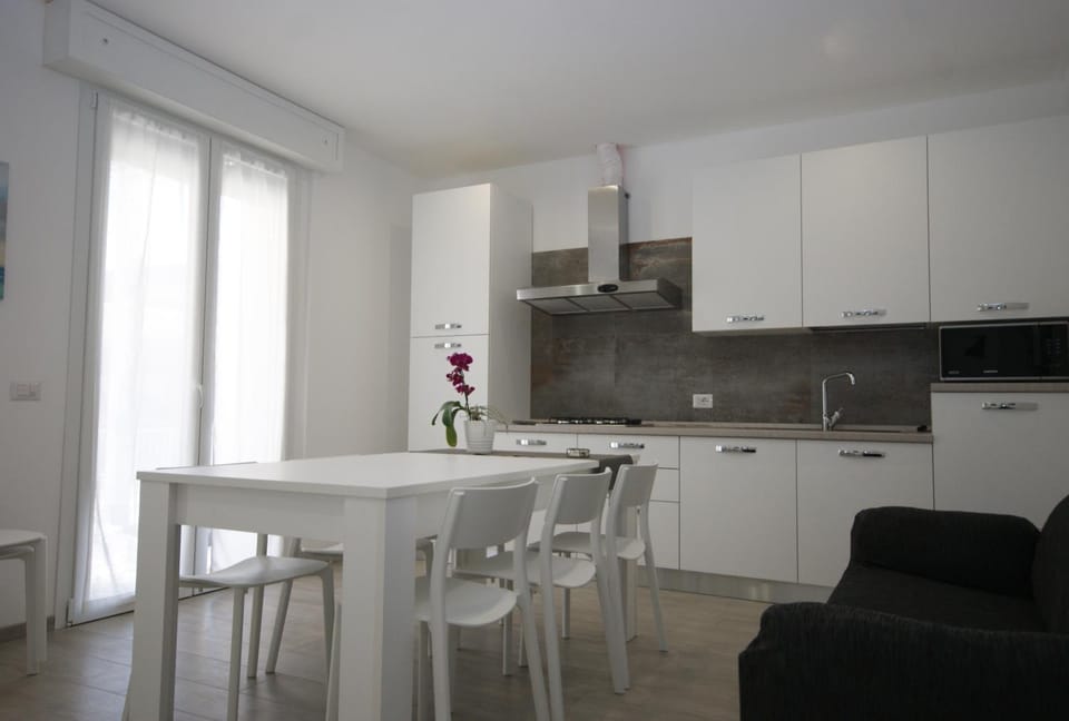 Kitchen or kitchenette, Dining area, stove