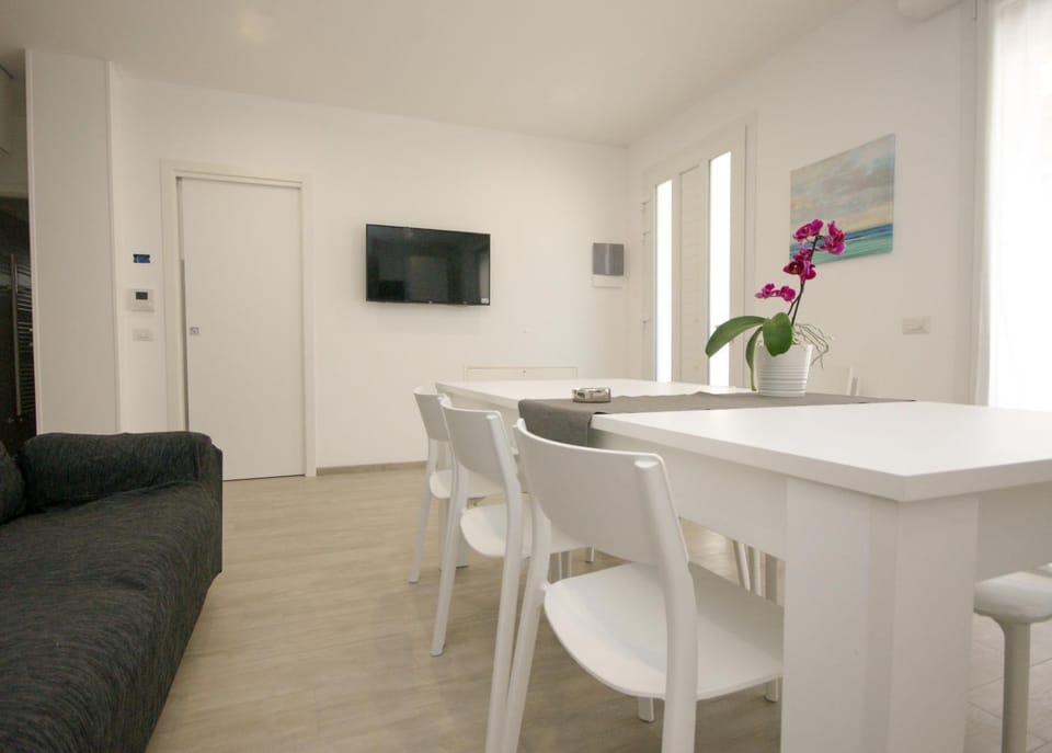 Communal lounge/ TV room, TV and multimedia, Living room, Seating area, Dining area, Evening entertainment