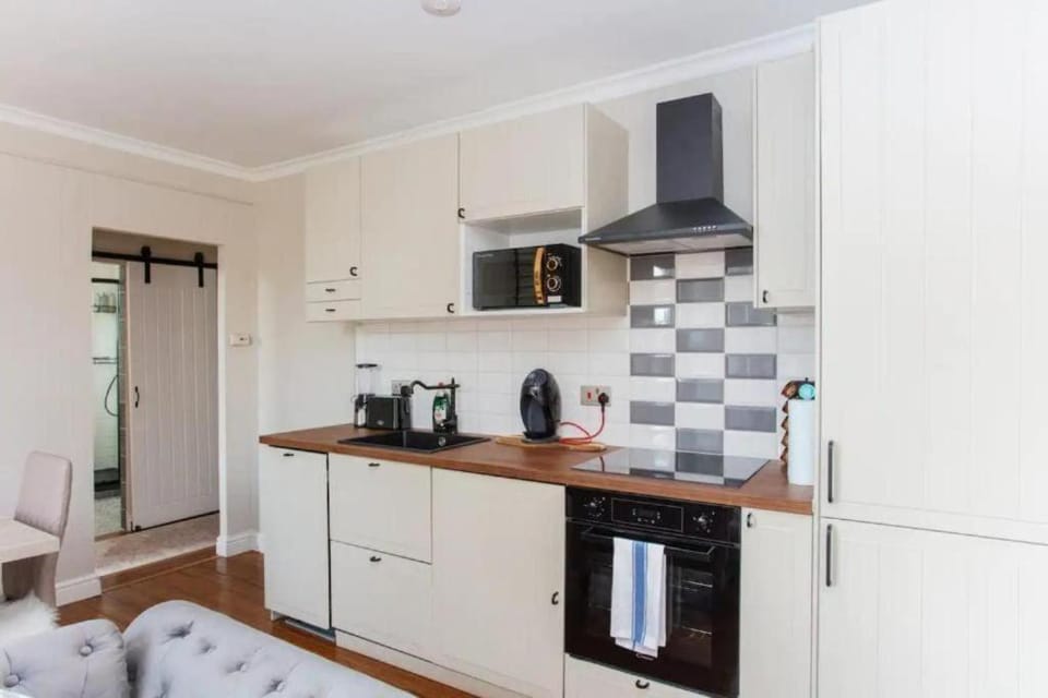 Coffee/tea facilities, Dining area, dishwasher, oven, stove, toaster