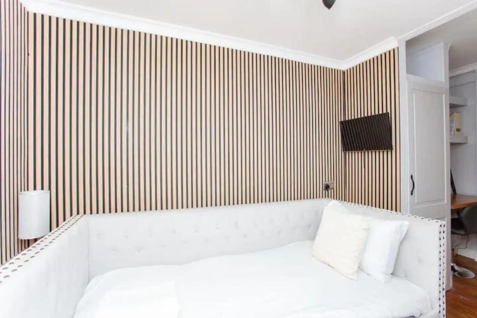 Bed, TV and multimedia, Photo of the whole room, Evening entertainment, Bedroom