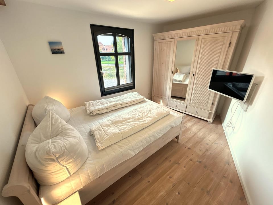 Bed, TV and multimedia, Bedroom