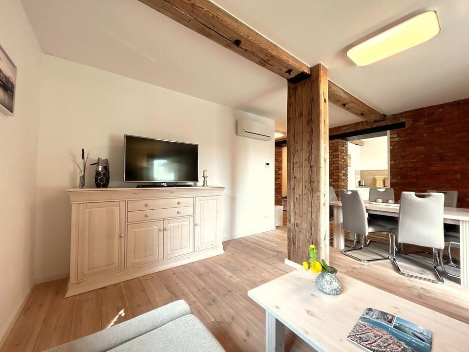 TV and multimedia, Seating area, Dining area