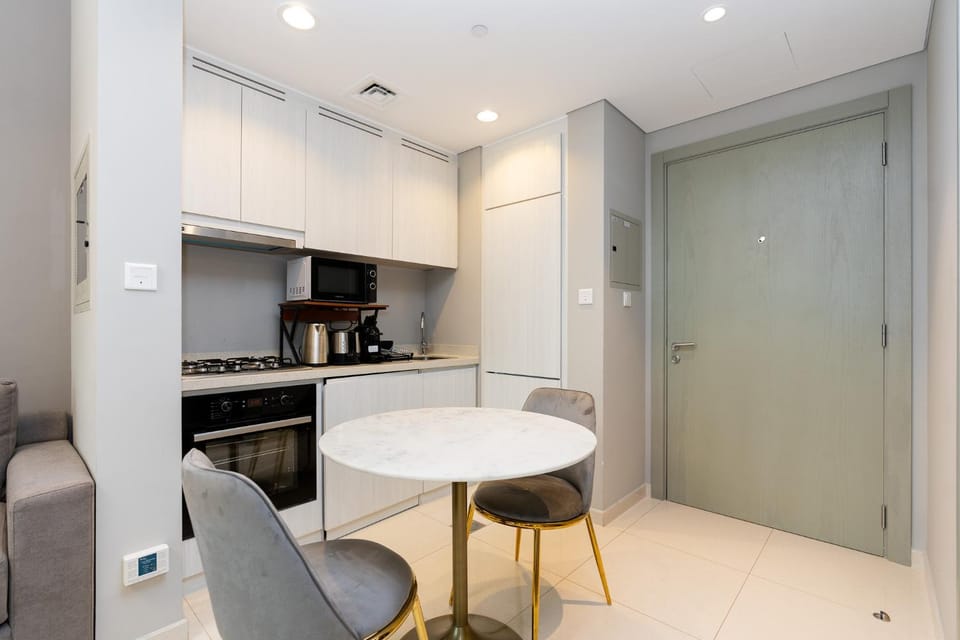 Kitchen or kitchenette, Dining area, stove