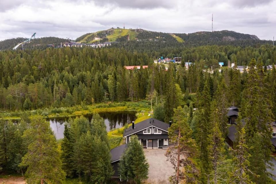 RUKA, RiversideVilla with Sauna, Fireplace, Terrace, Wifi, Aurora, Swimming House in Lapland